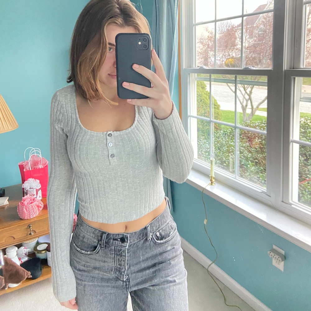 Gray sweater cropped